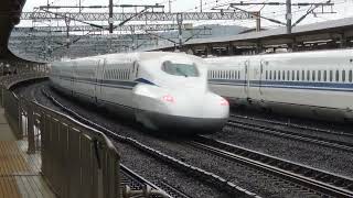 0325_121 小田原駅に停車中の東海道新幹線N700系 J30編成(N700S)と通過するN700系 J編成(N700S)