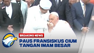 BREAKING NEWS - Meninggalkan Masjid Istiqlal, Paus Fransiskus Cium Tangan Imam Besar