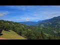 珍珍直播 清境高空觀景步道 「腳下綠草如茵，身前深谷千米，放眼群山如帶，舉頭晴空蔚藍。」這是步道的印象寫照，親臨其境用2000步走在海拔1700公尺的觀景步道又是另種風情。