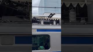 交直流電車の屋根、ごちゃごちゃしている