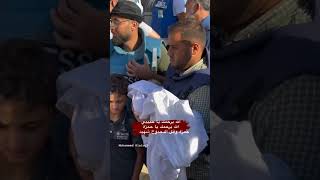مشهد سابق للصحفي الشهيد حمزة الدحدوح أثناء دفنه لابنه الذي استشهد باستهداف الاحتلال قبل أسابيع