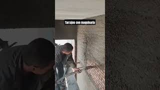 tarrajeo o revoque con maquinaria #arquiluisangel #viral #construccion #revoque #tarrajeo #muro