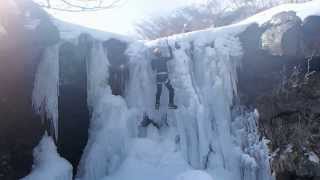 阿蘇・仙酔峡の凍る滝を登る相棒