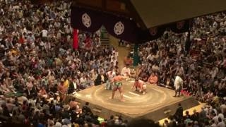 大相撲初場所で幕内初優勝した東大関・稀勢の里男泣き!!