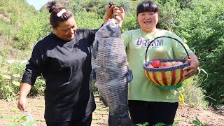 Dad caught a 20 catty heavy grass carp, which is a perfect match with tofu