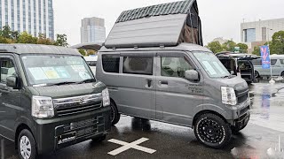 「車中泊専用」の軽バンが話題！地上高アップと「パカッと開くルーフ」に驚きの声。大人4人が寝られる「エブリイ」カスタム「スマイルファクトリー オフタイムBASE」がTASで注目。