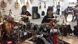 Drum kid 妞妞园园出席广州乐器展览，两位小鼓手架子鼓演奏一首爱，