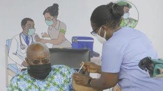 Primera inyección de vacuna gratuita contra el covid-19 | AFP