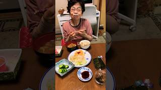 ９３歳ツムツムばあちゃん朝のモグモグタイム❗️👵