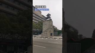 公元208年，曹操追击刘备至长坂坡，刘备的家属被围困。赵云抱着阿斗奋勇作战，成功护送甘夫人母子逃离险境。#zhaoyun #threekingdom