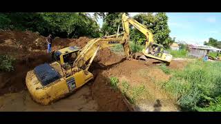 Extraction d'une pelle plantée dans la boue