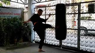 มวยไทยชัยสวัสดิ์  เริ่มต้นฝึกเตะอย่างถูกวิธี  Muay Thai Chaisawat  Started to practive kicking prope