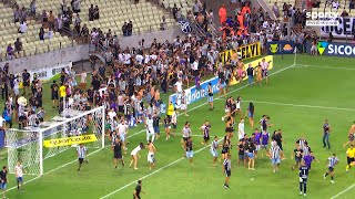 LAMENTÁVEL! Após gol de Jô, torcedores do Ceará invadem campo e cobram jogadores