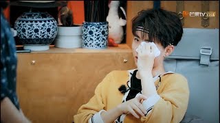 【TFBOYS王俊凯Karry】追风少年王俊凯眼睛意外受伤？《中餐厅》独家彩蛋 EP04【KarRoy凯源频道】