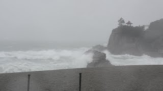 大型の台風１８号の影響で波が押し寄せる桂浜　高知