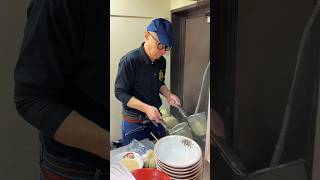 駅のホームで食べるとんこつラーメン。速くて安くて美味いのが福岡クオリティ🍜#福岡グルメ#博多グルメ#japanesefood#japantravel