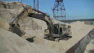 Экскаватор ЭО-5126 на погрузке думпкаров / Excavator EO-5126 for loading dump cars.