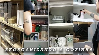 Reorganizando e limpando a cozinha e despensa | Carine Reis