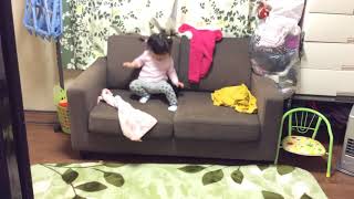 ソファからおりる赤ちゃんイエンちゃん👶1歳🛋