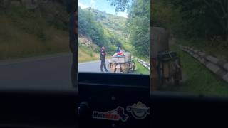 Sotva jsme vjeli do Arménie, na každém rohu nás staví policajti 🥲...  #roadtrip #trip #armenia