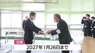 垂水市長選挙　4期目当選の現職・尾脇氏に当選証書　鹿児島（2023.1.23）