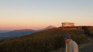 タイムラプスで見る2025年初日の出に赤く染まる十国峠と富士山