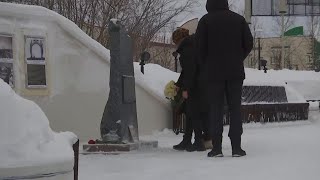 Mother of Navalny lays flowers at memorial in Salekhard