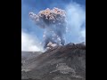 Eruzione Stromboli, violente esplosioni sul vulcano: turisti terrorizzati si gettano in mare