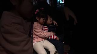 李妍葶4歲-李鈞豪3歲在車上二姐照顧弟弟-2018年12月16日