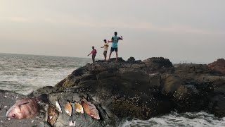 खूप दिवसांनी एकत्र चौघे गेलो समुद्रावर गरवून मासे पकडायला | Traditional fishing @TejaGurav