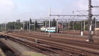 Bobinka 141 004, s čelem z jednotky Pendolino , opouští dne 10.101.2016 žst. Choceň