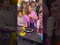 ariadne diaz celebró su cumple junto al elenco de papasporconveniencia no dudó en morder el pastel