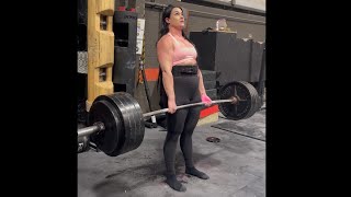 Girl Does A 475lb Deadlift 😲