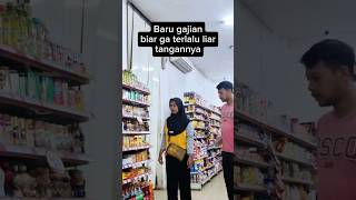 Baru gajian,biar gak terlalu liar tangannya #lucu #viral