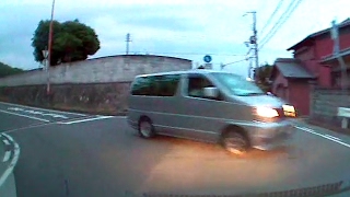 一旦停止を無視する車