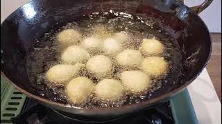 🌴🌺 Fiji Style🌺🌴                      🟤😋Gulgula/Fried Donuts🟤😋 with a Special Guest in my kitchen