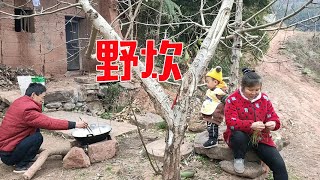 四川農村：全家人來老房子野炊，臘肉雞蛋麵條，簡簡單單吃得真香【90後寶媽雯雪】