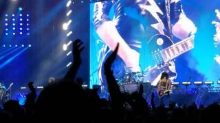 Kiss - Shock Me + Part 1 of Guitar solo @ Westfalenhalle May 12th 2017