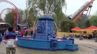 Walibi Holland - More of the talking fountain in HD