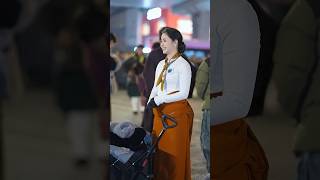 Beautiful Tibetan woman Just standing there is a very beautiful scenery