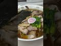 青島食堂へ！醤油と豚骨ベースのスープで上には沢山のチャーシュー！スープは油が感じられヤハリなかなか冷めないようになってるのかな⁈上に乗っているチャーシューは脂身が多くこのスープに合います！