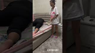 防不胜防呀，突然袭击太可怕了呀#搞笑夫妻 #看一遍笑一遍