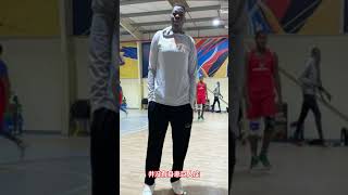 身高241公分，他是全世界最高的篮球员Abiodun Adegoke！站着可以灌篮！The TALLEST Basketball Player Ever！