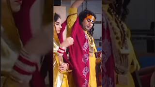 देखिए गुरुजी और गुरू मां ये क्या कर रहे हैं #aniruddhacharyaji #shorts #trending #vrindavan #viral