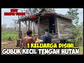 MEMPRIHATINKAN SATU KELUARGA TINGGAL DI GUBUK KECIL DITENGAH HUTAN