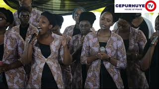 CHORALE IRIBA YARIRIMBIYE ABANYESHURI BO MURI KAMINUZA I BUTARE/ MU ISABUKURU YA CHORALE ELAYO CHOIR