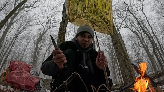 Haciendo Fuego Bajo la Lluvia, Asando Carne y Comiendo Ostras en un Bosque Frío y Lluvioso 🌫️🌲🔥