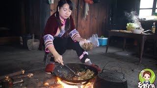 秋子化身女汉子把锄头都给挖断了！新鲜野葱配上猪脚，这味道真香