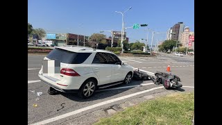 影／北投重大車禍撞擊瞬間曝光　白色賓士車連撞3機車男騎士遭壓宣告不治