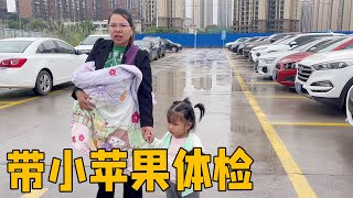 小苹果生病呕吐，英子急忙带去医院检查，结果让英子松了口气【农村小英子】